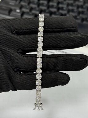 GRA Tennis Bracelet in Clear Sparkling Stones